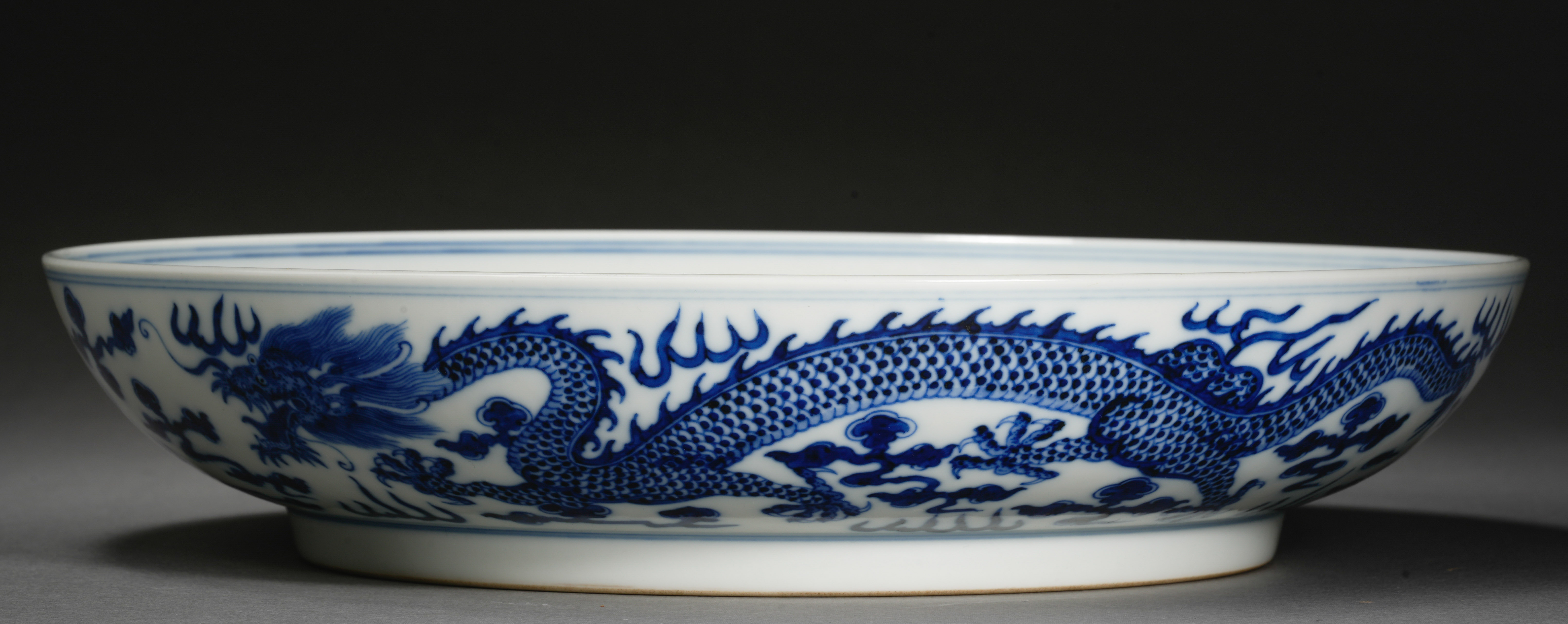 A Chinese Blue and White Dragon Saucer - Image 7 of 10