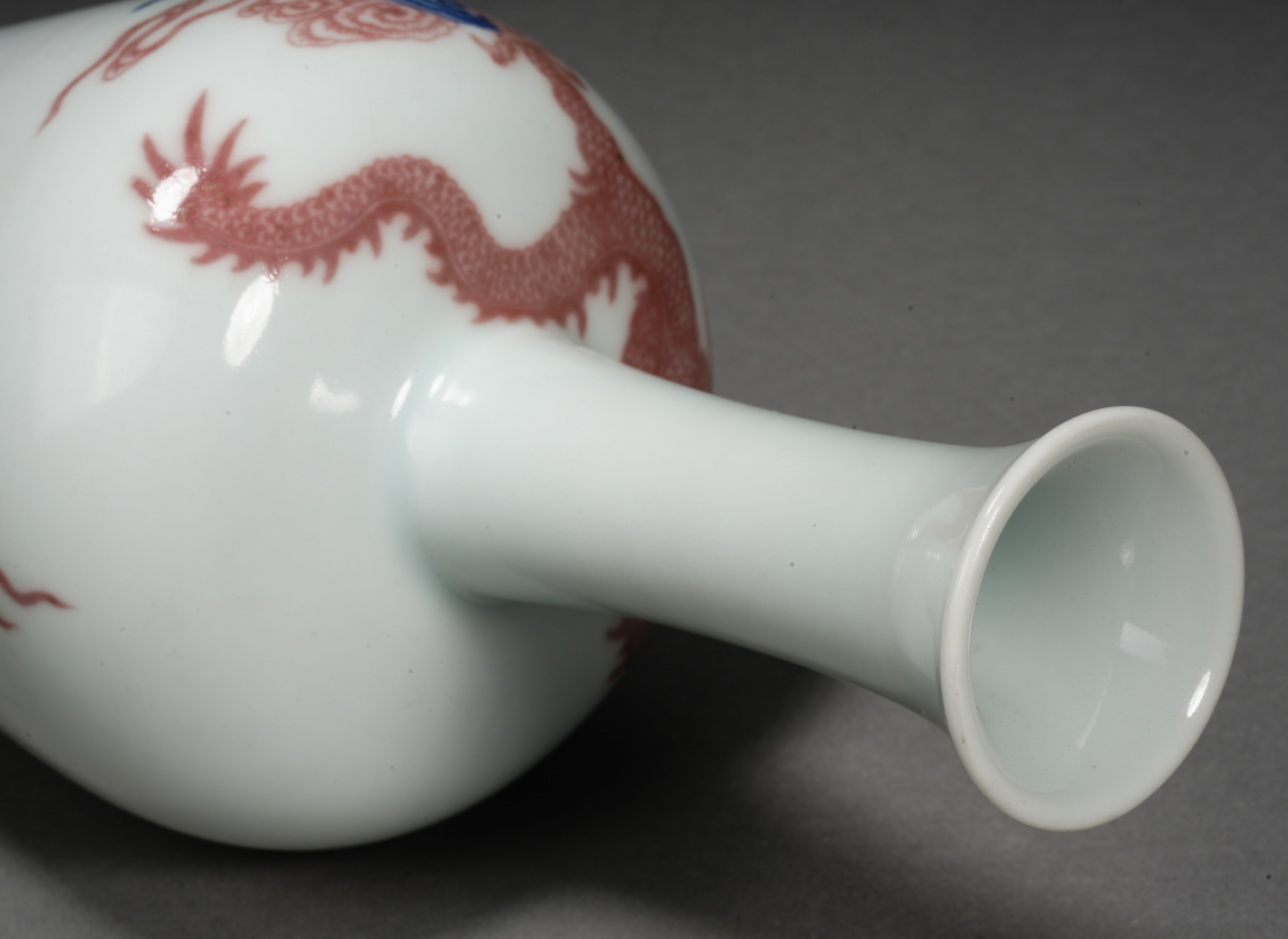 A Chinese Underglaze Blue and Copper Red Dragons Vase - Image 7 of 8