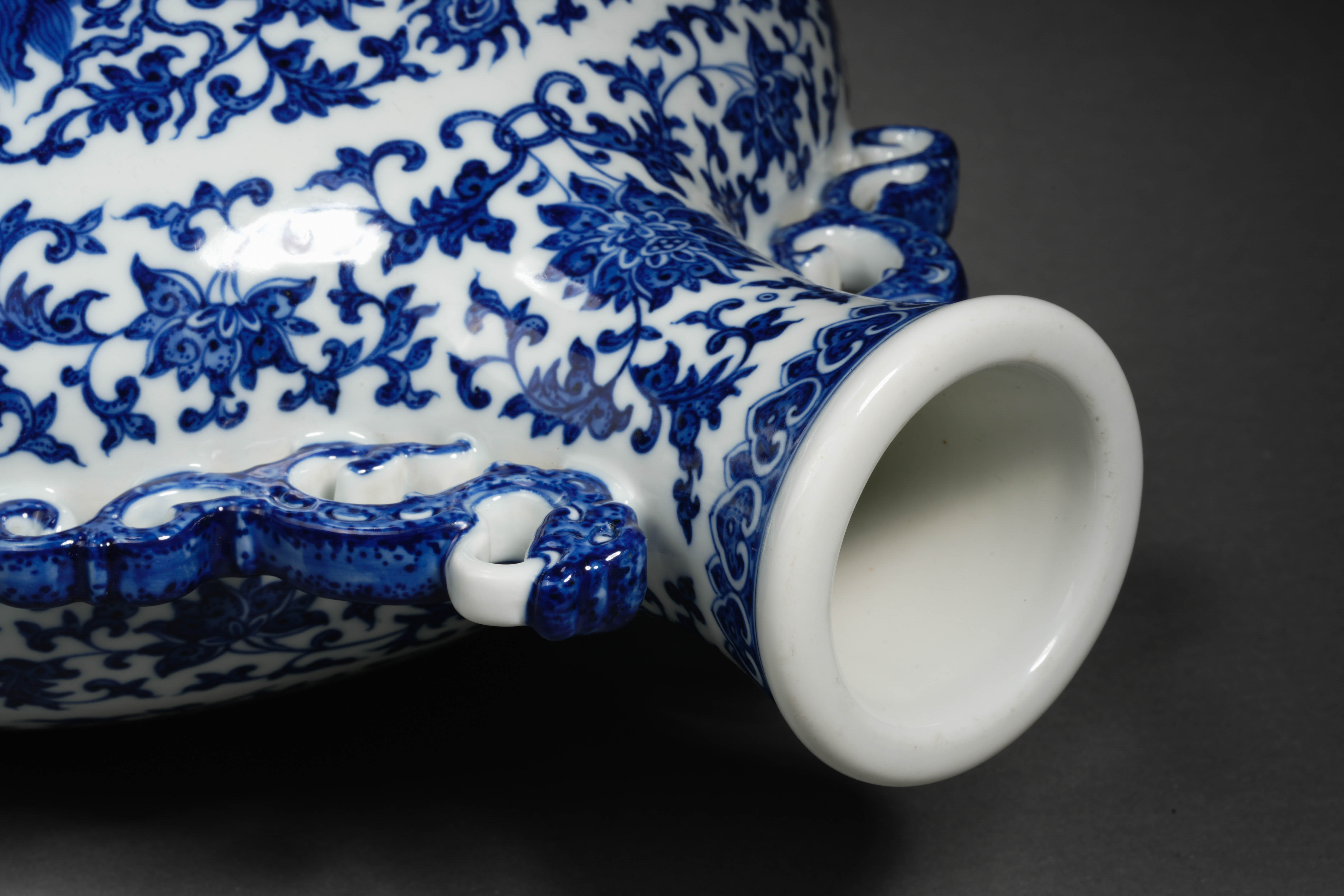 A Chinese Blue and White Dragon and Phoenix Vase Bianhhu - Image 11 of 12