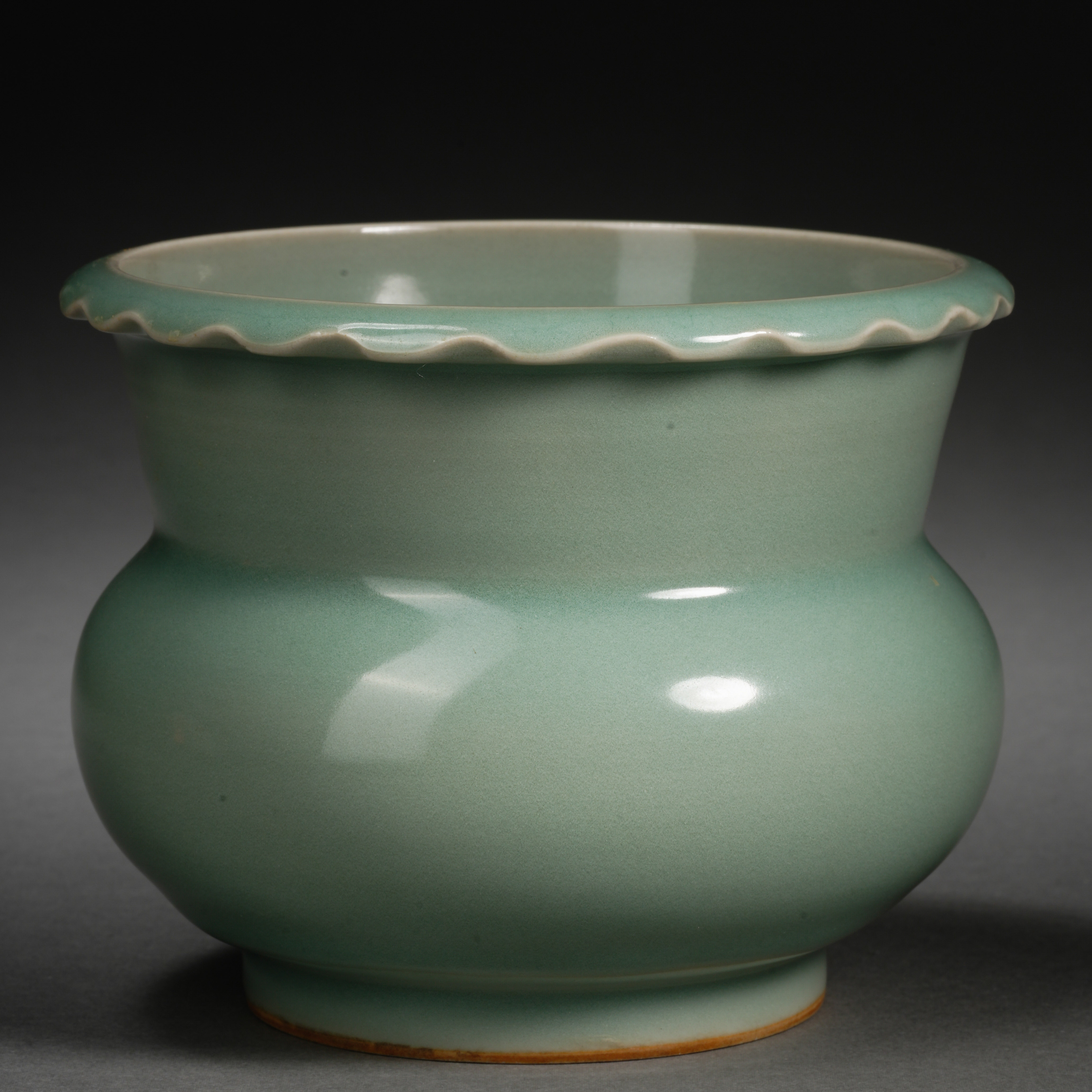 A Chinese Longquan Celadon Glaze Spitton - Image 2 of 7