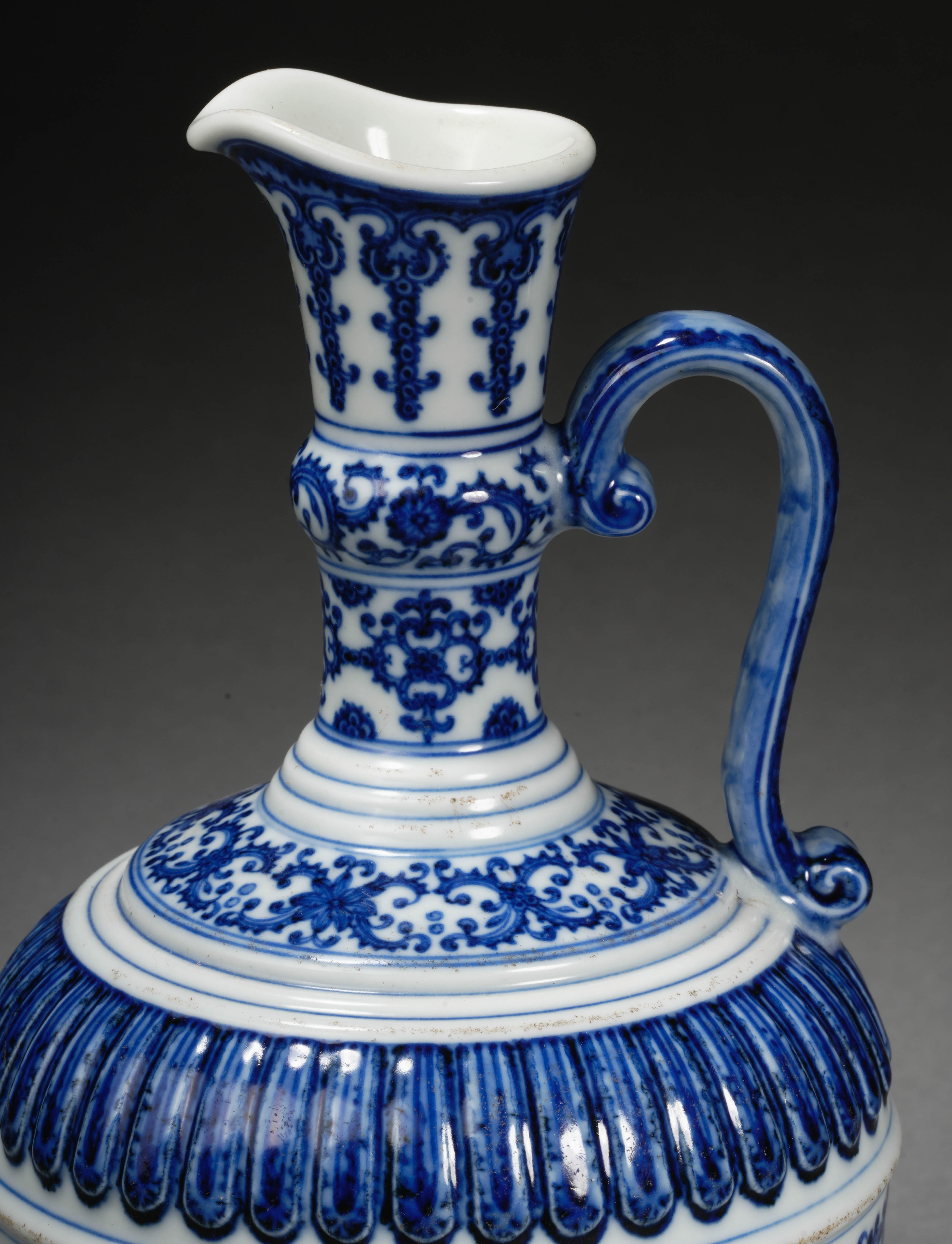 A Chinese Blue and White Floral Scrolls Ewer - Image 4 of 9