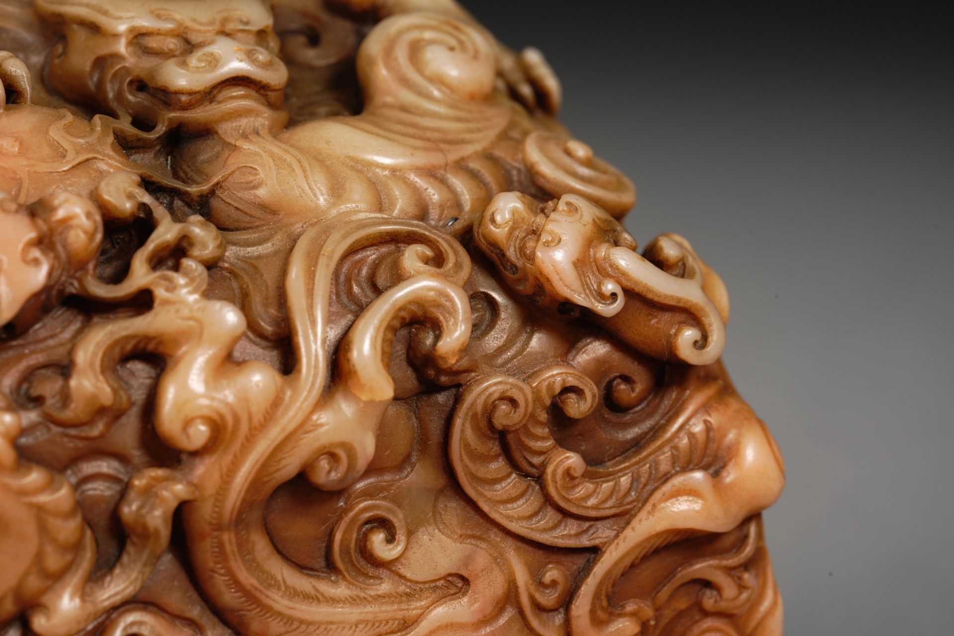 A Chinese Carved Tianhuang Dragons Seal - Image 6 of 9