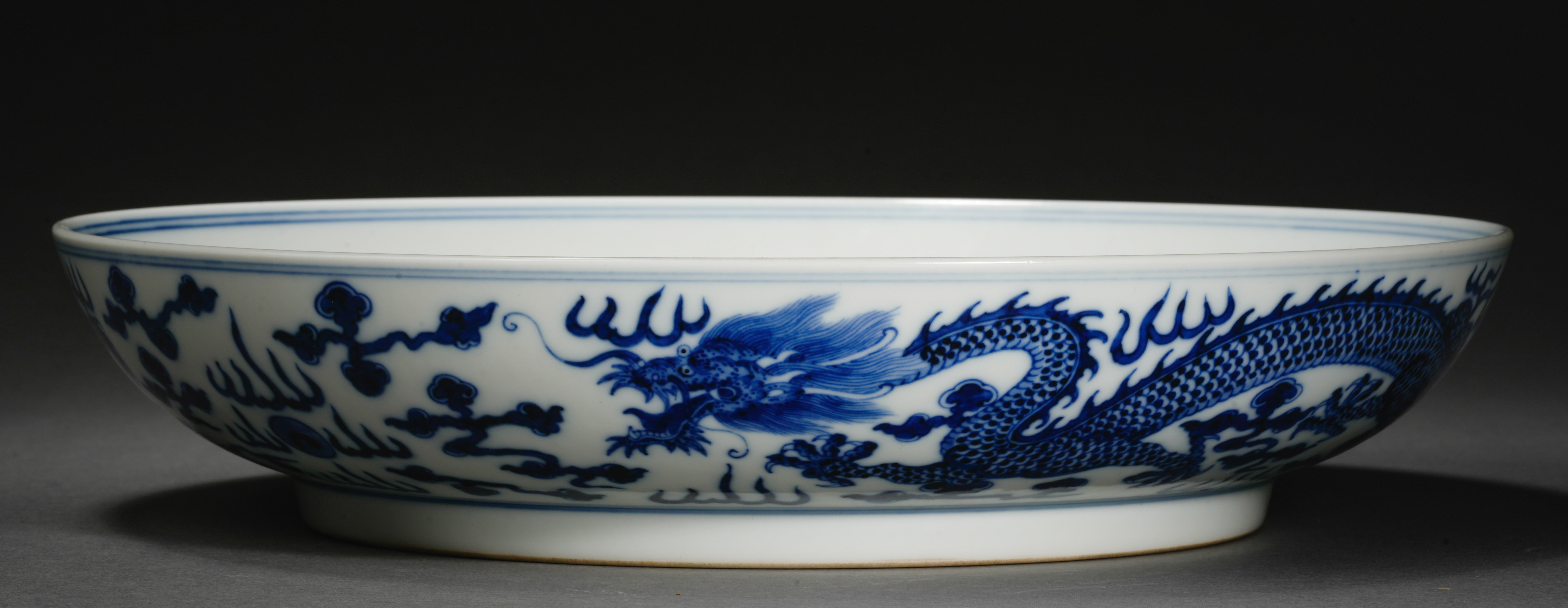 A Chinese Blue and White Dragon Saucer - Image 5 of 10
