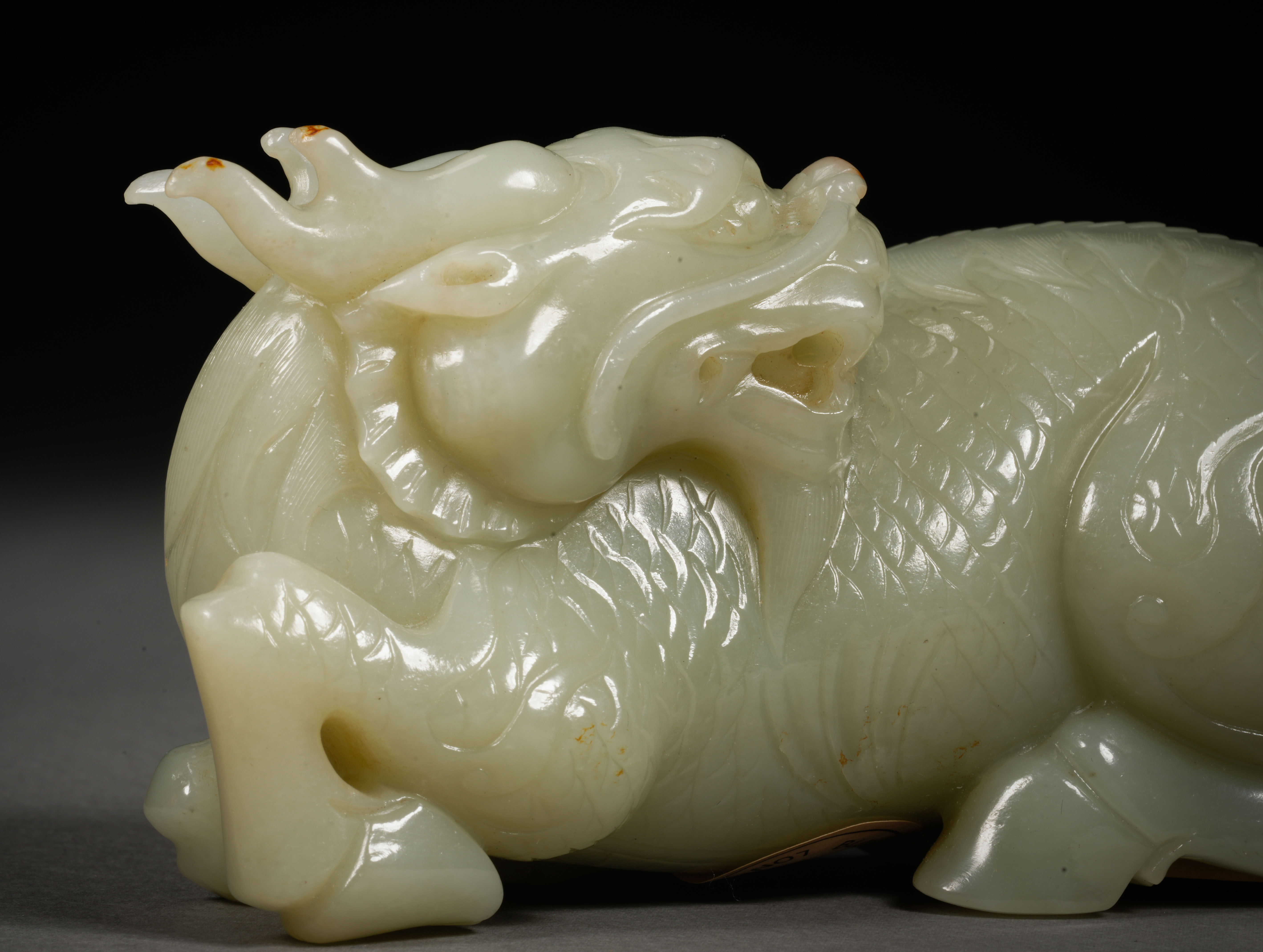 A Chinese Carved Jade Dragon Decoration - Image 3 of 8