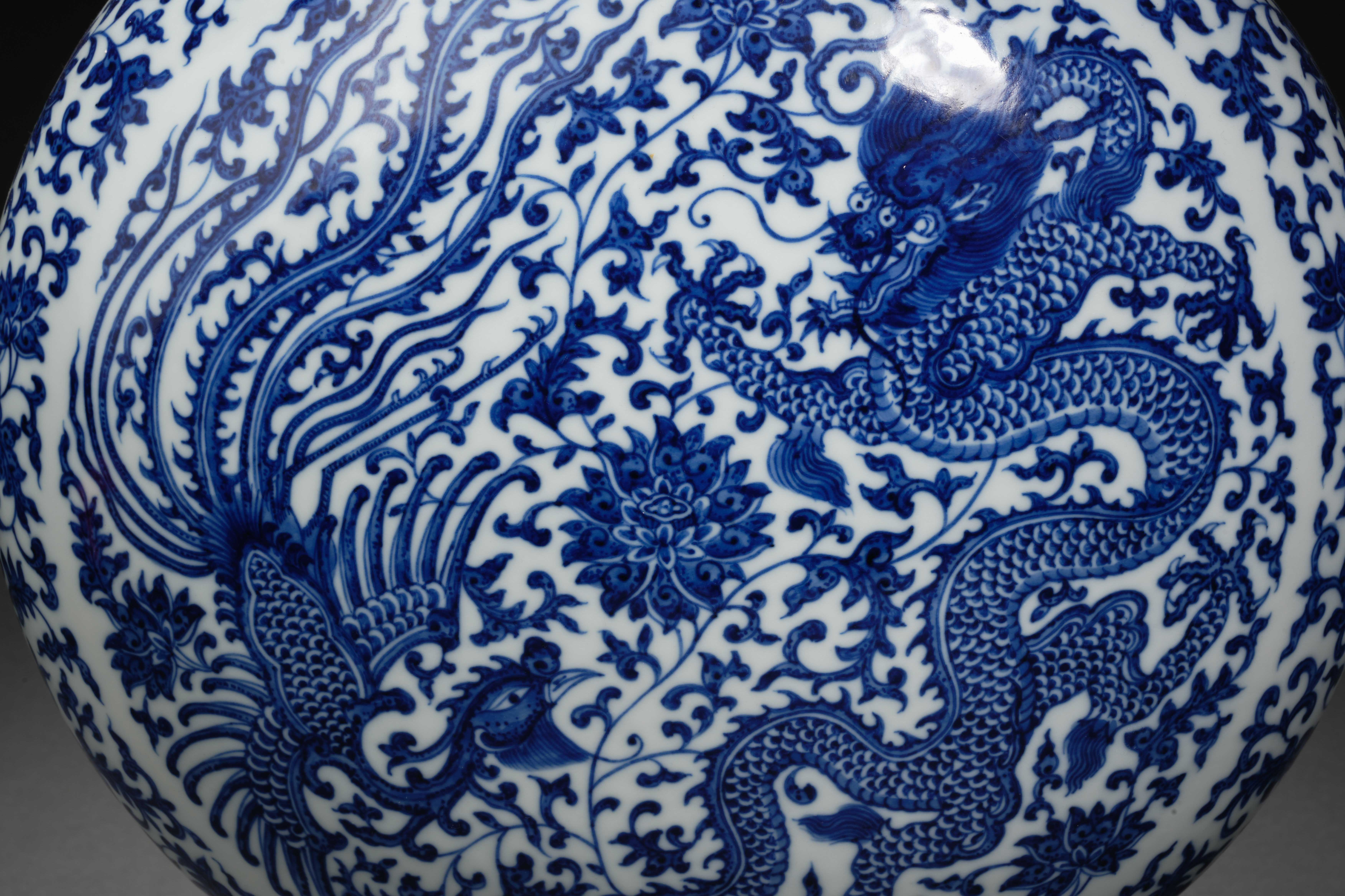 A Chinese Blue and White Dragon and Phoenix Vase Bianhhu - Image 3 of 12
