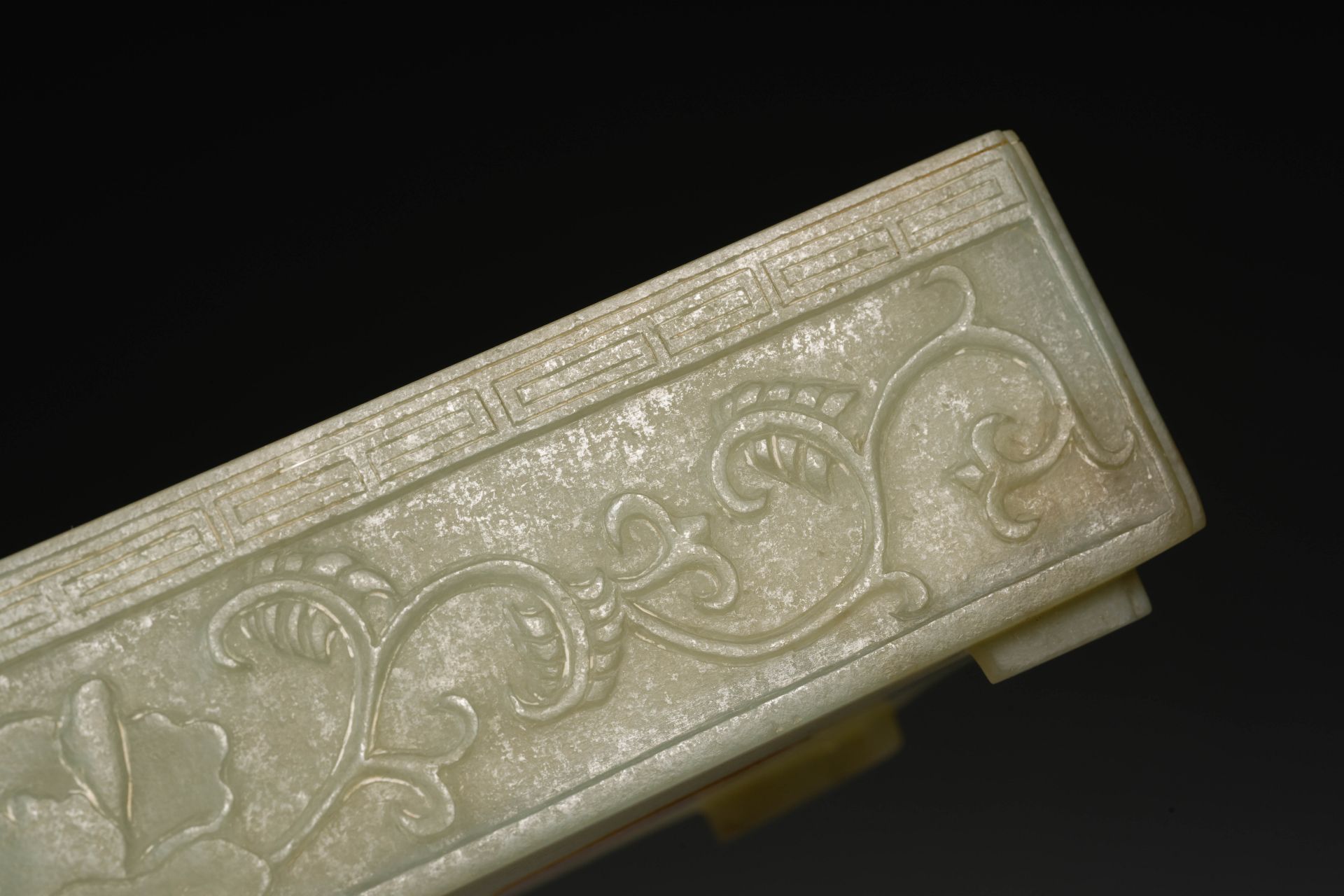 A Chinese Carved Jade Box with Cover - Image 8 of 13