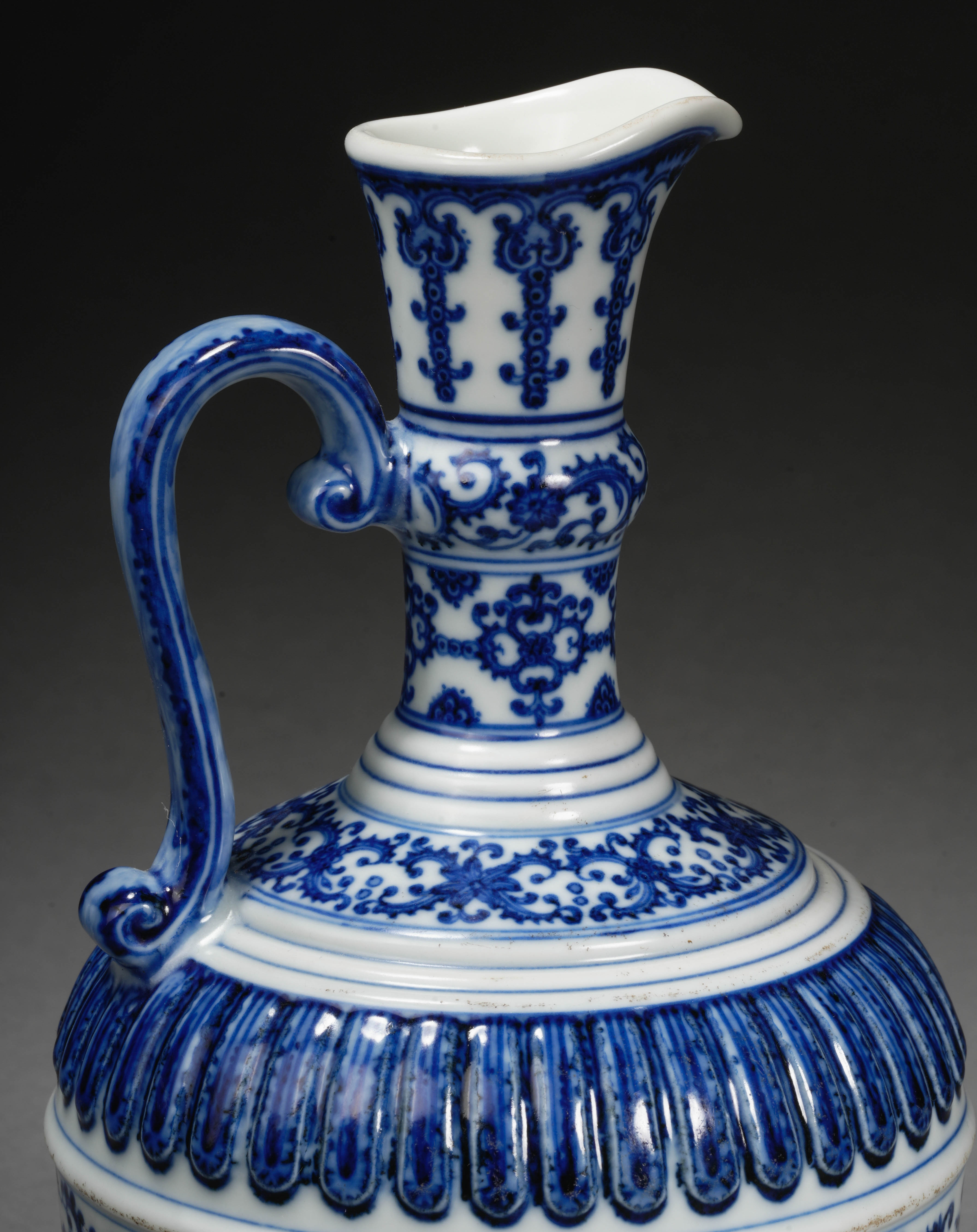 A Chinese Blue and White Floral Scrolls Ewer - Image 5 of 9