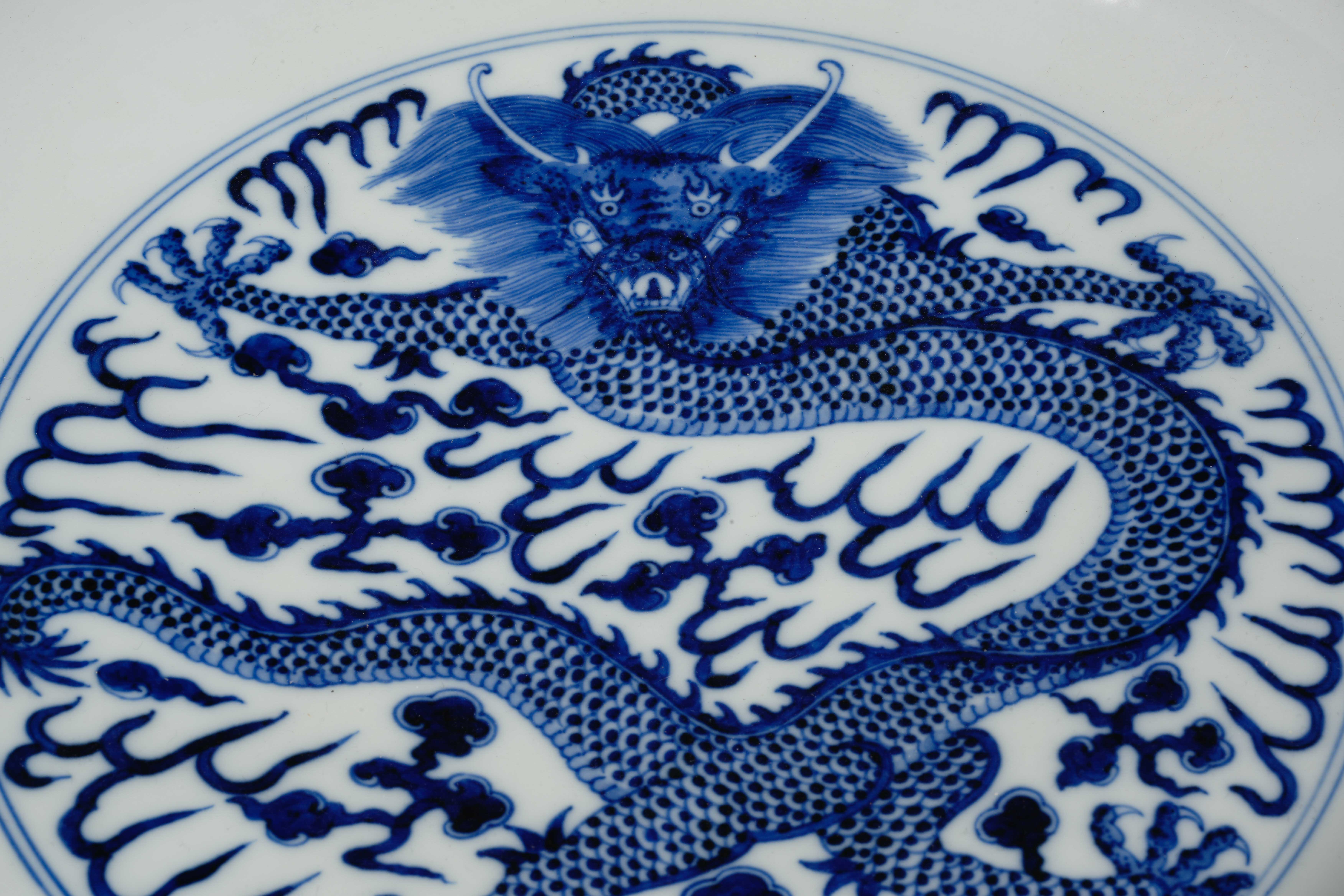 A Chinese Blue and White Dragon Saucer - Image 3 of 10