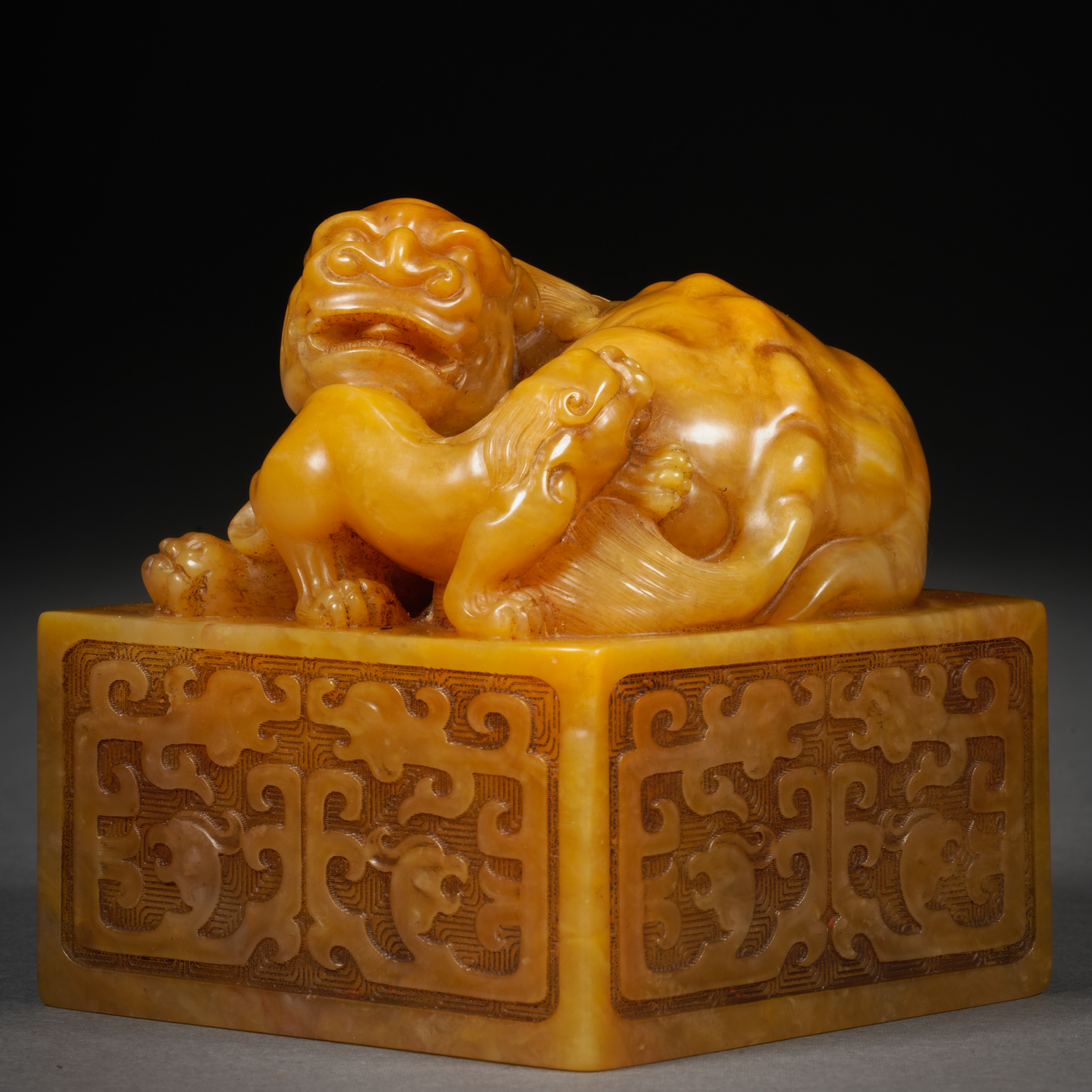 A Chinese Carved Tianhuang Buddhist Lions Seal - Image 4 of 10