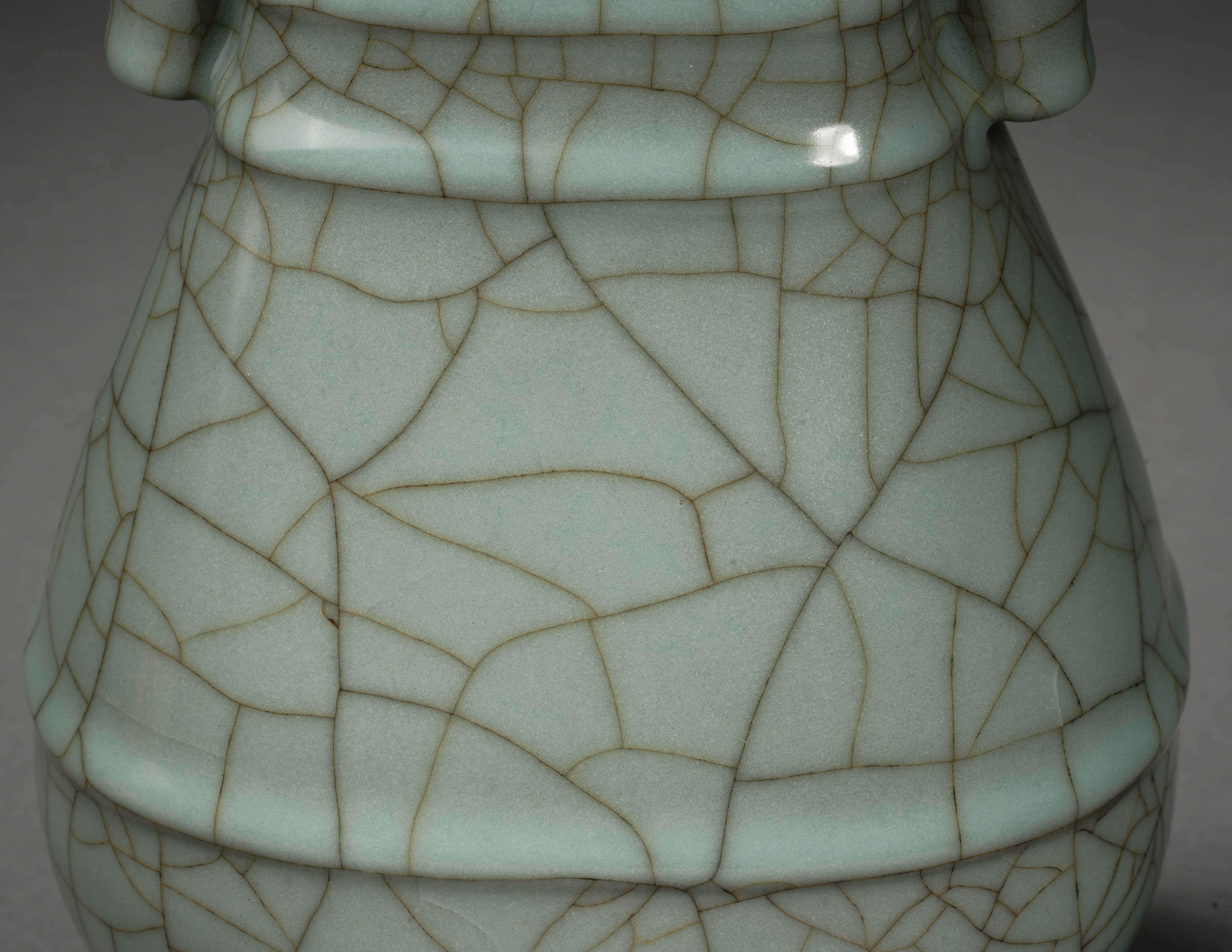 A Chinese Guan-ware Crackle Arrow Vase - Image 4 of 10