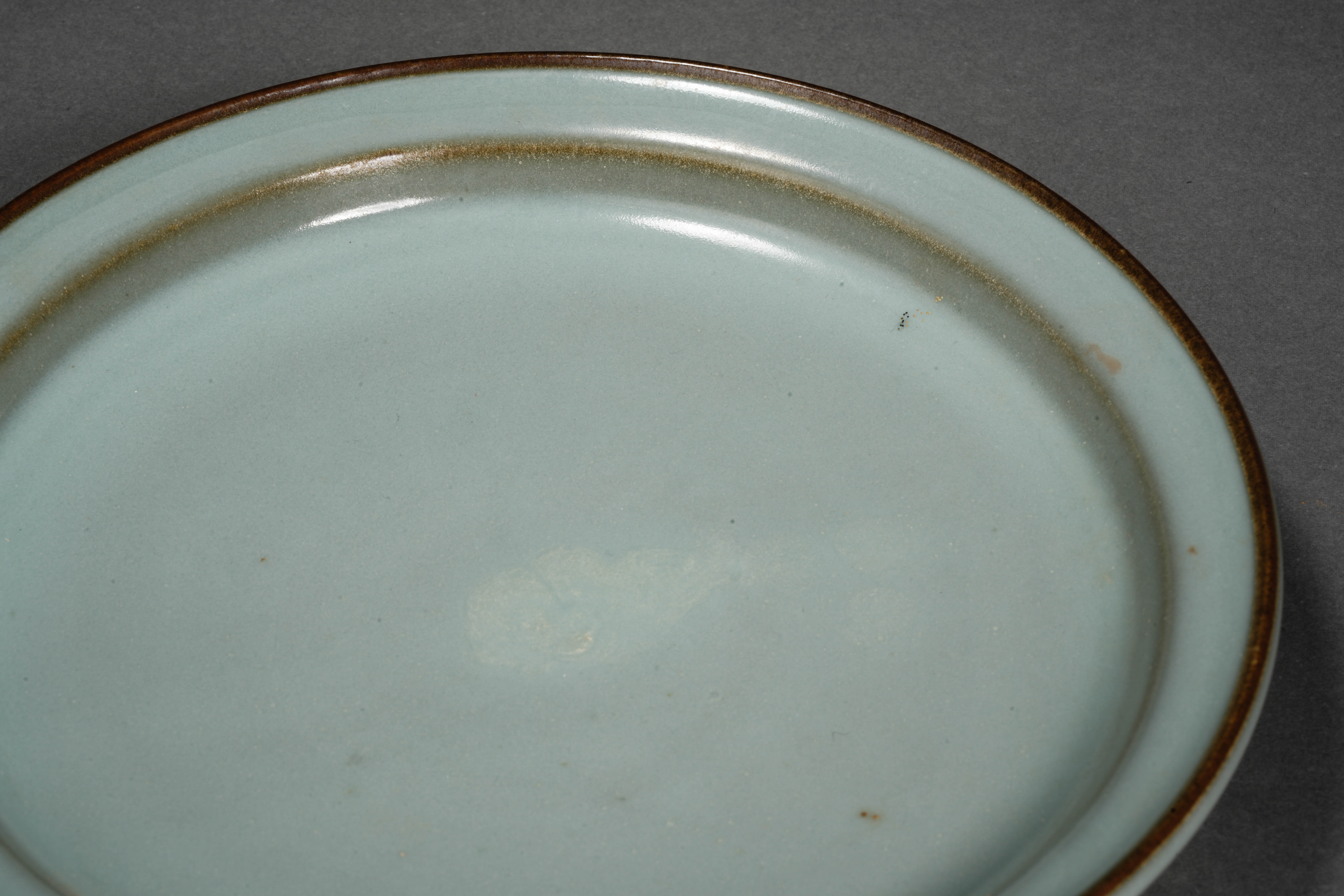 A Chinese Guan-ware Plate - Image 3 of 9