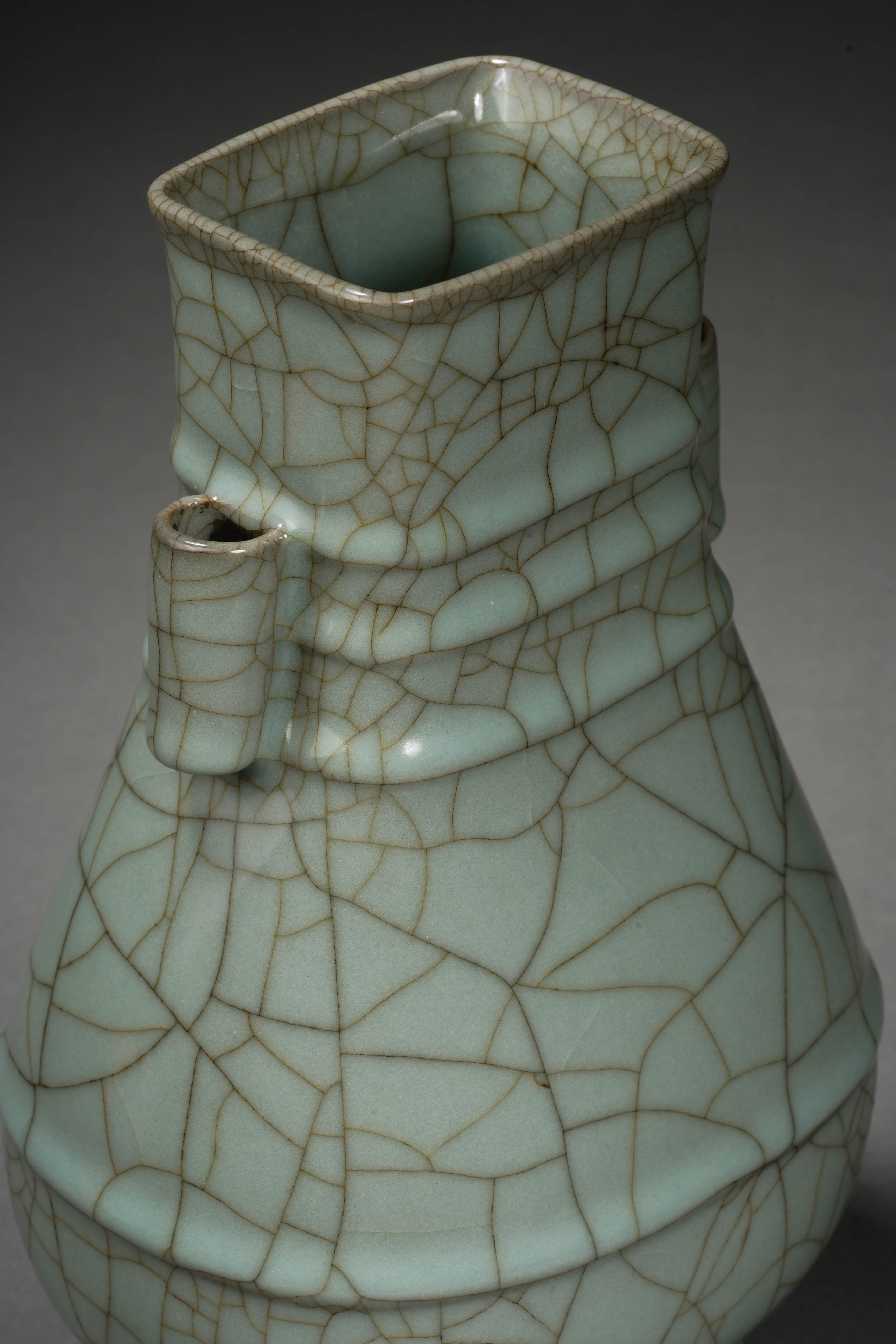 A Chinese Guan-ware Crackle Arrow Vase - Image 5 of 10