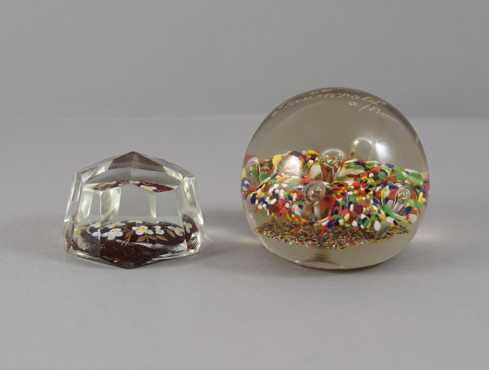 Zwei Paperweights.