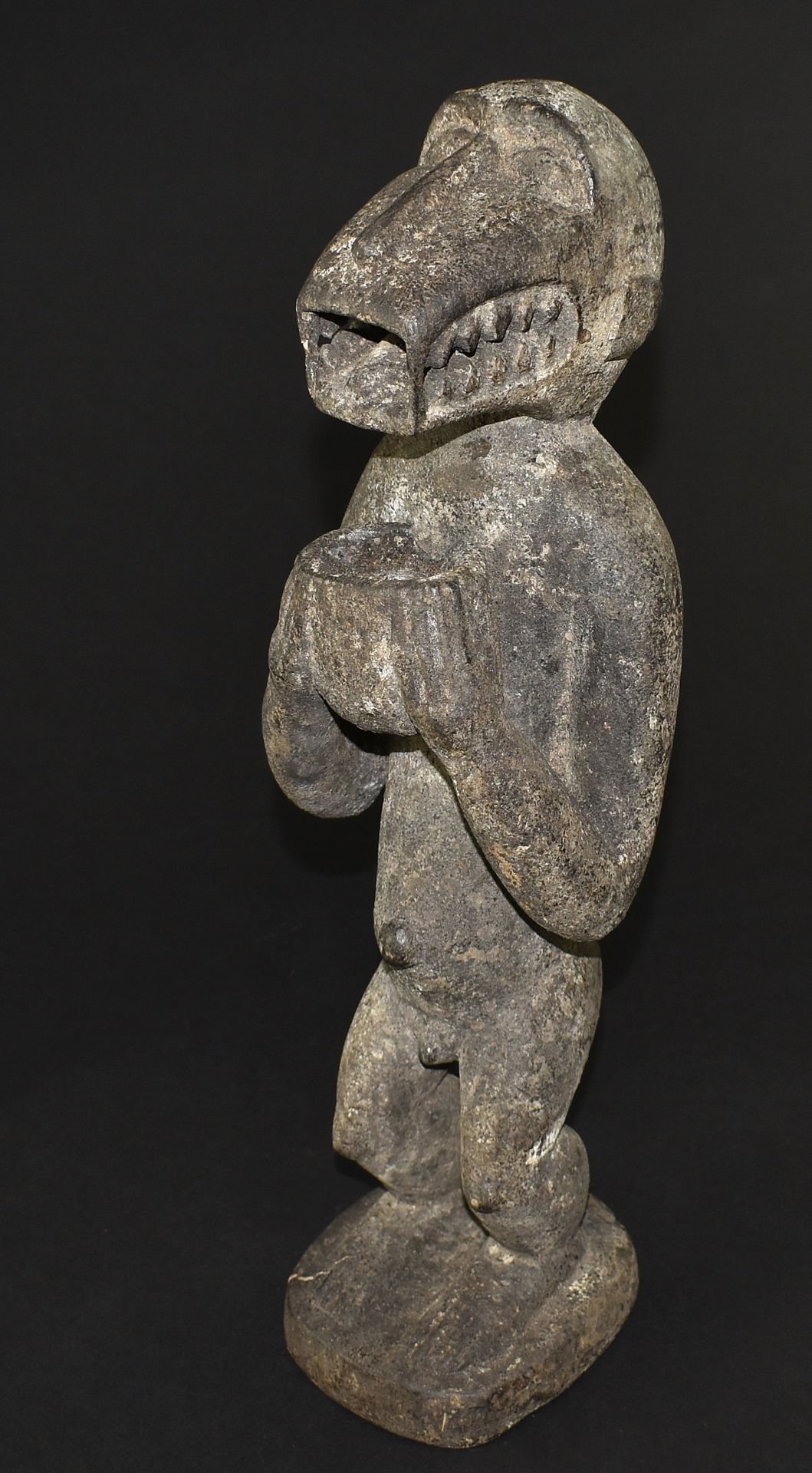 Stehende Affenfigur der Bambara.