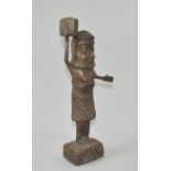 Stehende weibliche Figur der Benin.