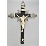 Prachtvolles Kruzifix mit Elfenbeinkorpus.