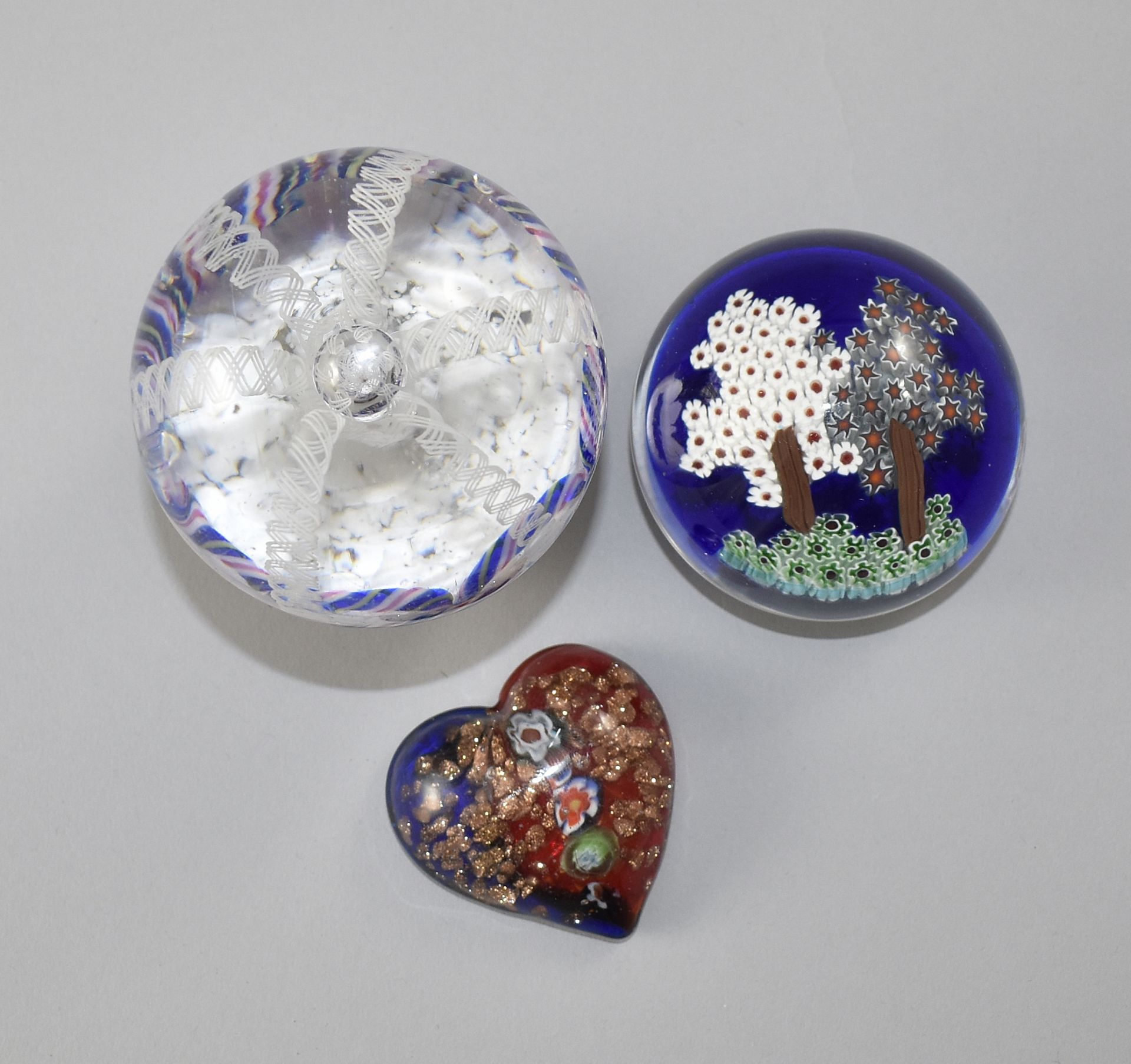 Konvolut von drei Paperweights.