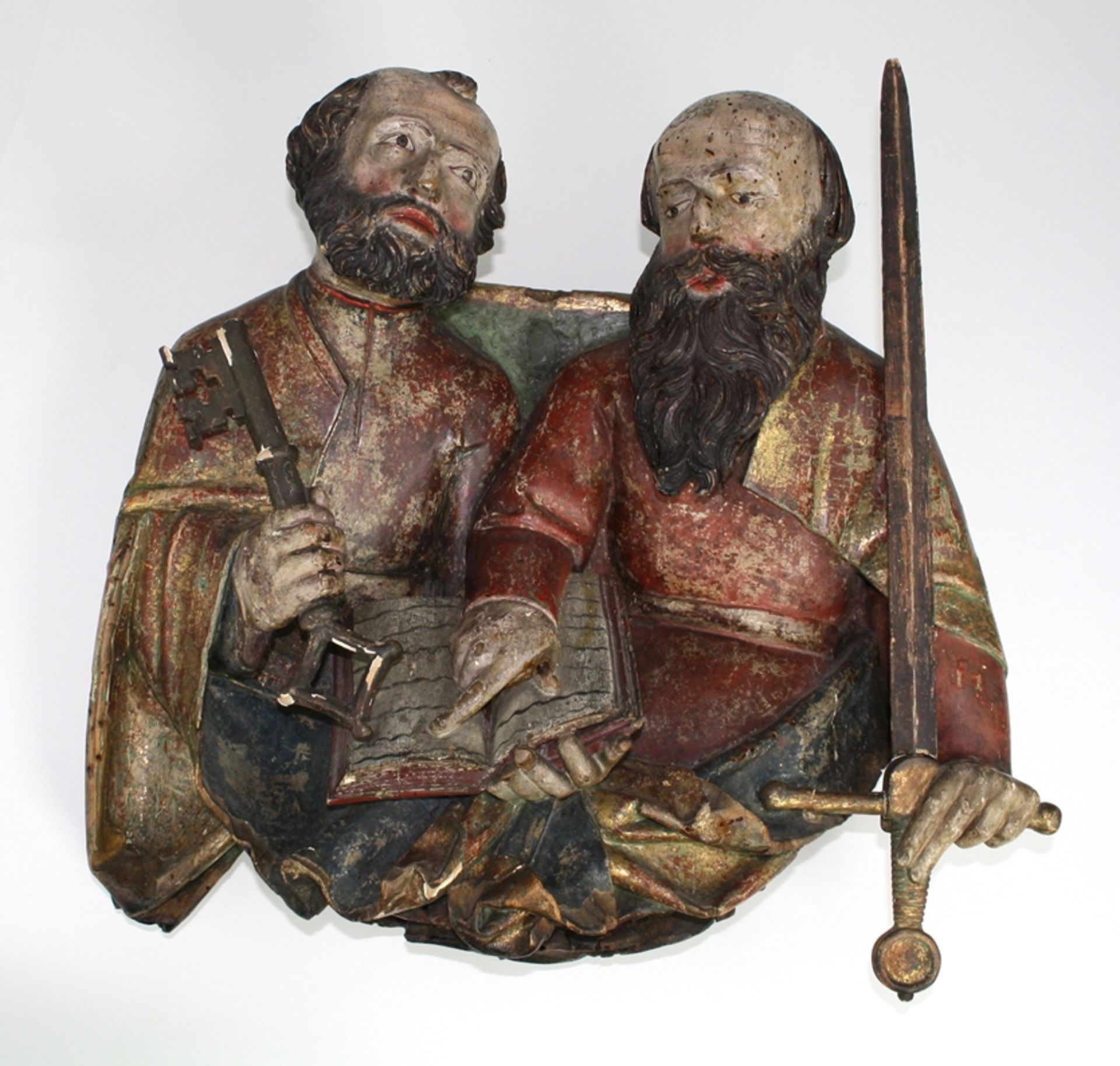 Büste des hl. Petrus und Paulus. Vollrund geschnitzt. Blütenförmiger Sockel. Holz gefasst, Reste vo