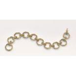 Goldenes Gliederarmband. Borkenmuster in Reifform, 14 ct. GG, L 18 cm, 26,9 g