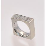 Quadratischer Brillantring. Vierreihig mit Brillanten von 0,43 ct. ausgefasst, 18 ct. WG, 12,9 g