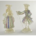 Paar Venezianische Figuren. Farbloses Glas mit Goldrisseinschmelzungen, latticino und Farbspiralen.