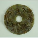 Pi-Scheibe. Drachen und Reiskornrelief. Jade. China. Ø 15,5 cm.