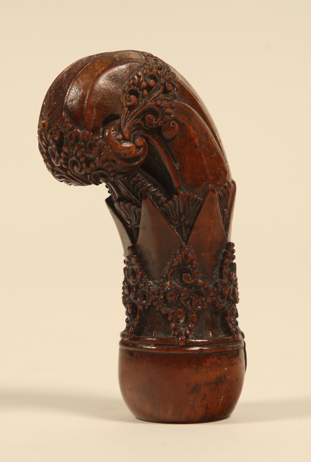 Krisgriff. Holz mit erhabenen Verschneidungen. Java oder Madura, 19. Jh. H 8,5 cm