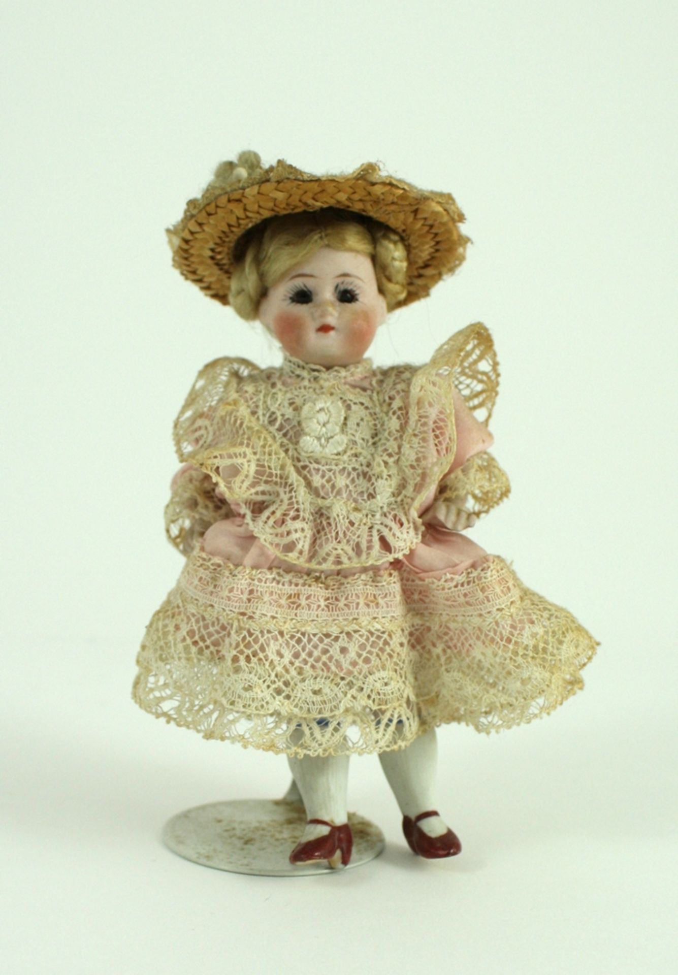 Miniaturpuppe. Biskuit. Bekleidet. Um 1900. H 13 cm, Sammlung Bühl Konstanz.