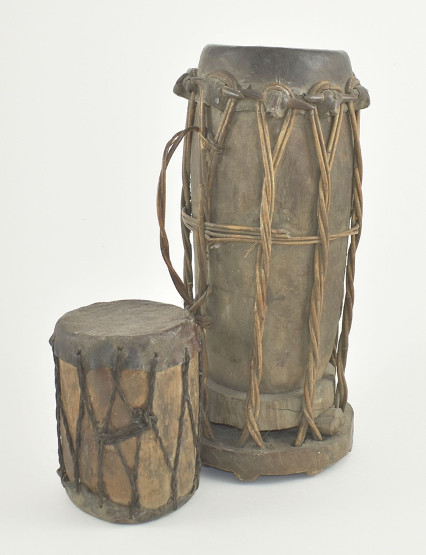 Zwei Bataktrommeln. Lederbespannung, H 47 cm und H 20 cm, Sumatra, um 1900