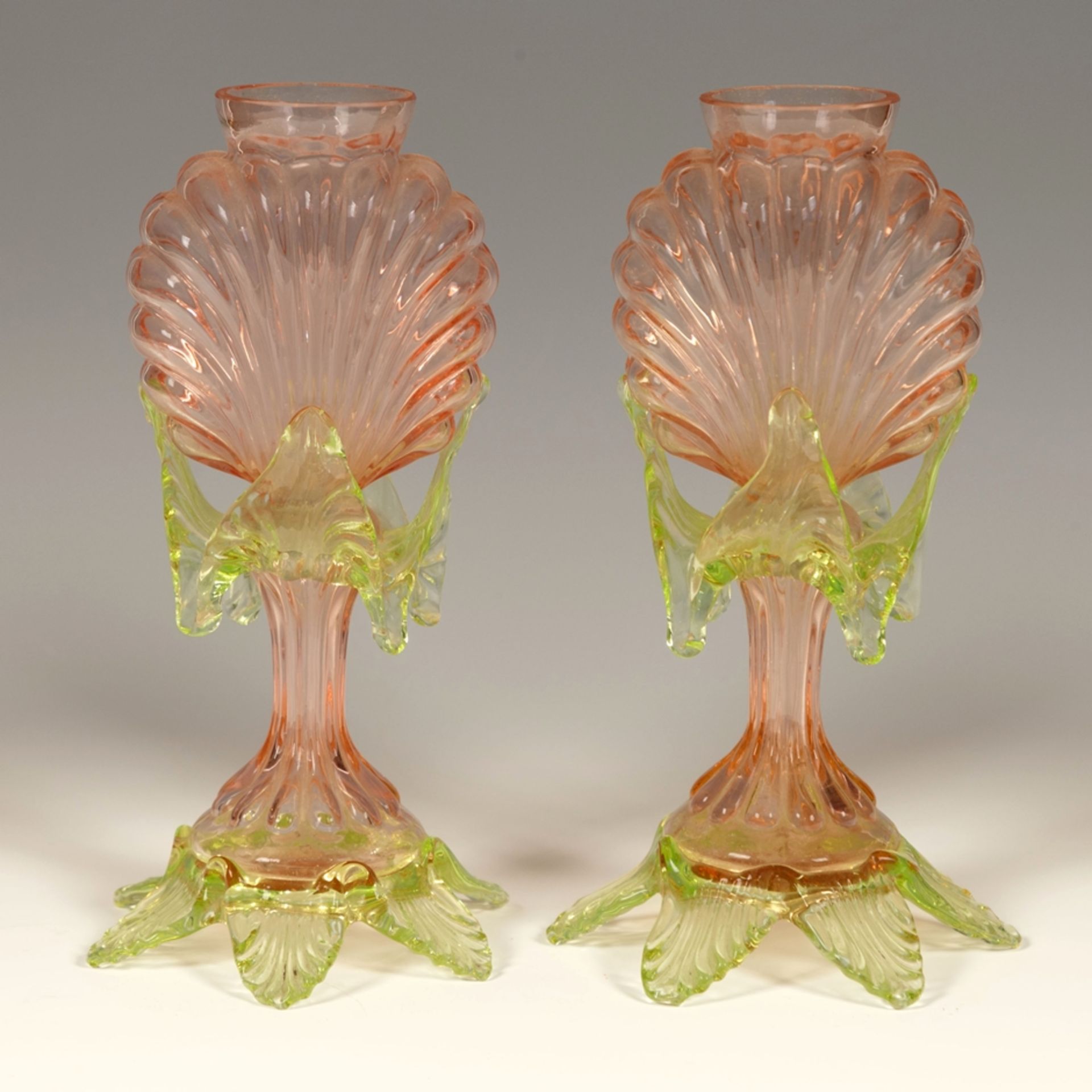 Paar dekorative Jugendstilvasen. Roséfarbenes und grünes Glas. Um 1880. H 18 cm. Sammlung Bühl Kons