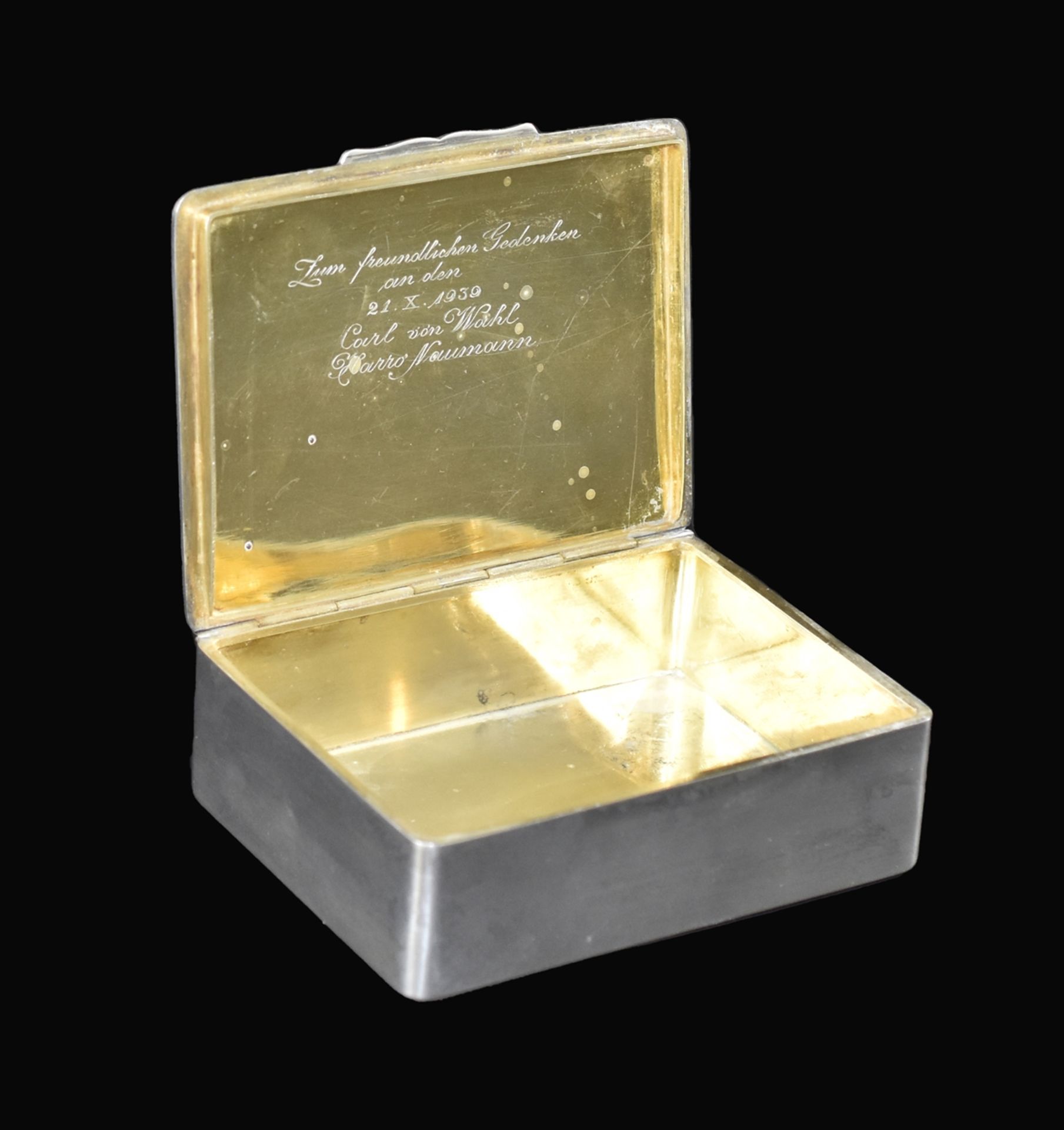 Rechteckige Silberdose mit Klappdeckel, darauf aufgesetztes Monogramm "JJ". Innen vergoldet. Meiste - Image 2 of 2