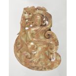 Figurales Relief mit Pi-Scheibe, Drachen und Reiskorn-Relief. Jadeit versintert. China. H 20 cm