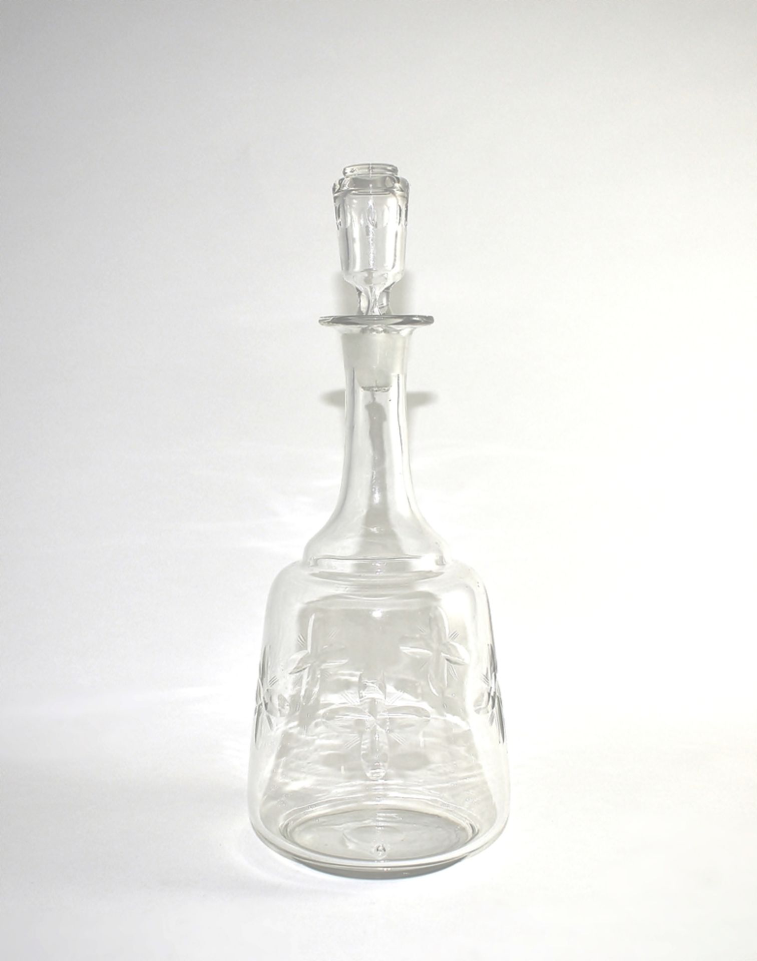 Glaskaraffe mit Stöpsel. Farbloses Glas mit Zierschliff. Anfang 20. Jh., H 32 cm