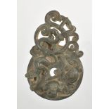 Kleine Pi-Scheibe. Relief mit Drachen und Fledermäusen. Jade. China. H 11 cm.