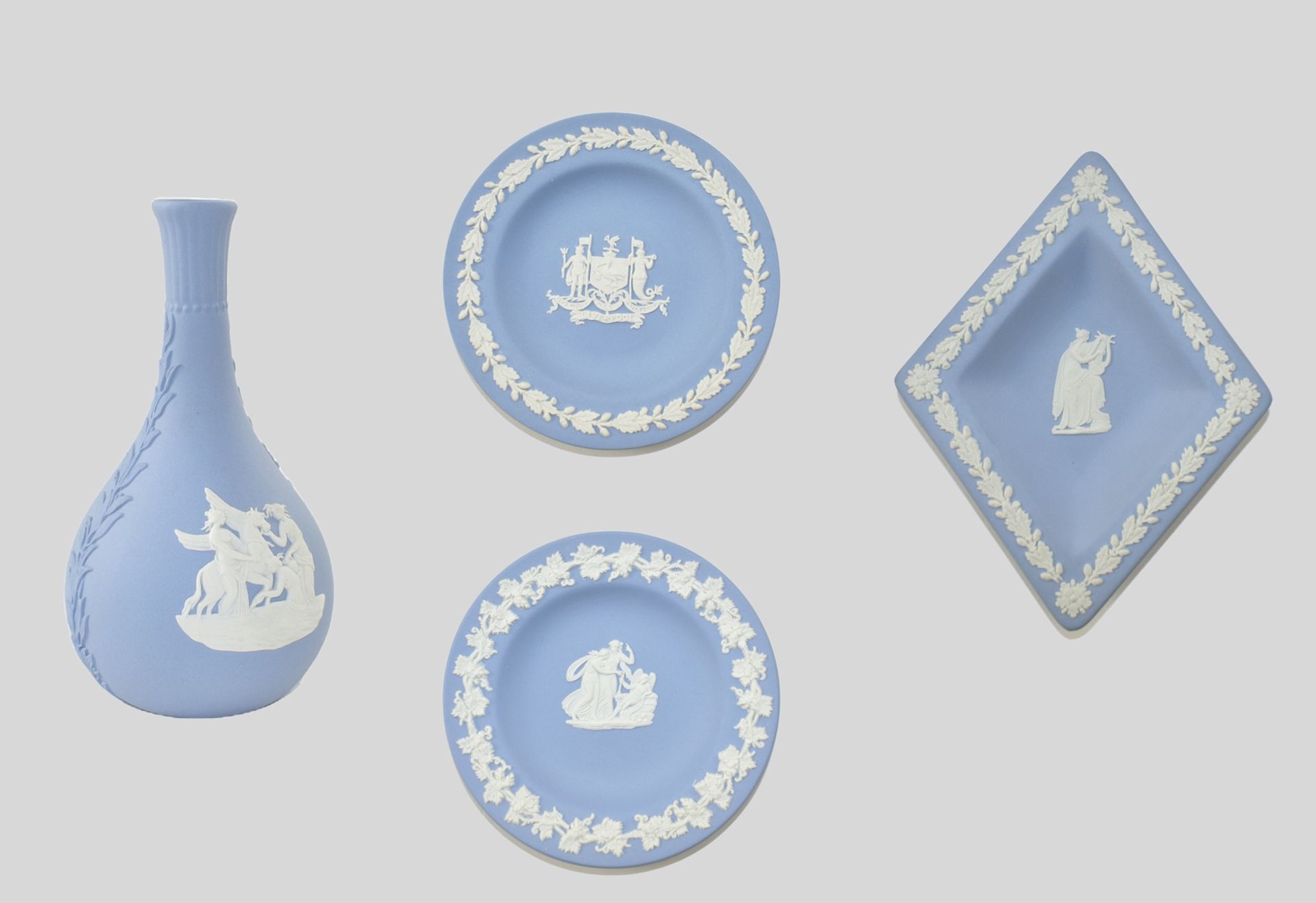 Konvolut Wedgewood. Vase und drei Schälchen. Blaue Jasperware. Vase H 14 cm