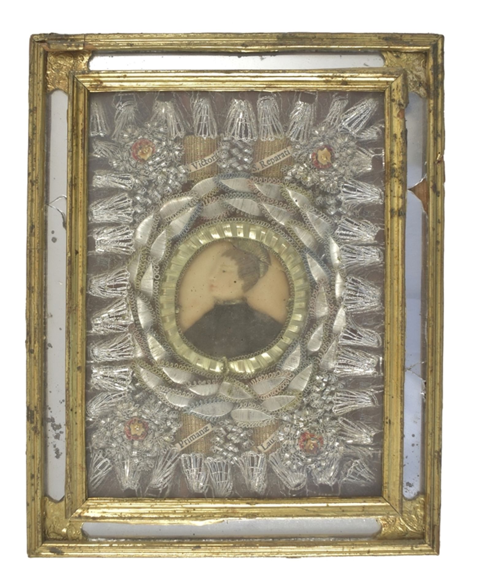 Andachtsbild. Wachsportrait. Silberspitze und Blüten. Verspiegelter Rahmen. 19. Jh. 17 x 12 cm Samm