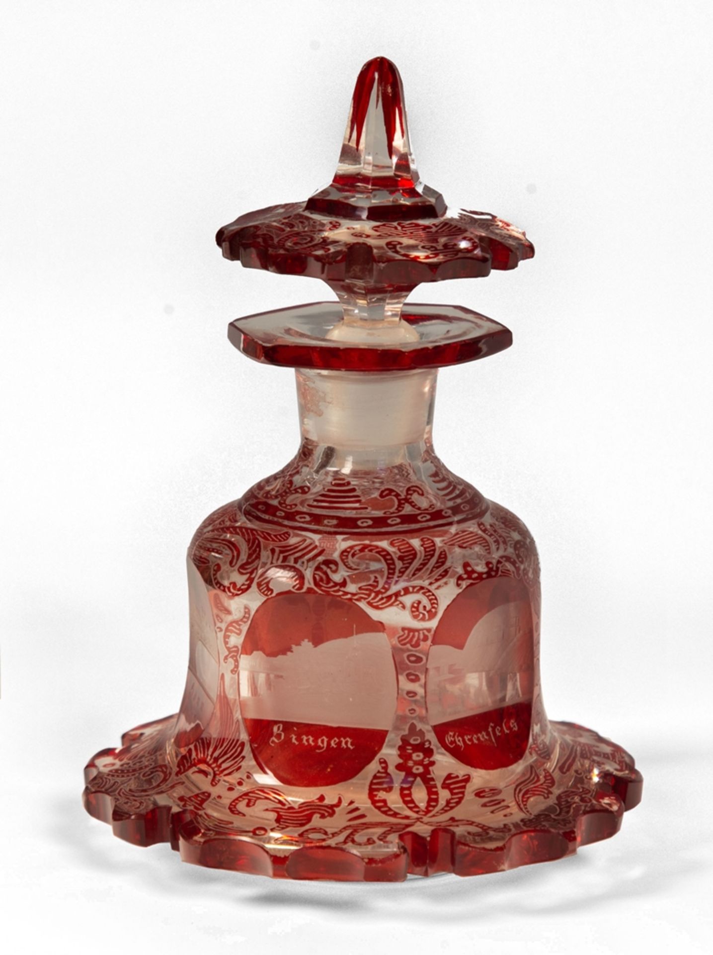Flacon mit Stöpsel. Rot lasiertes farbloses Glas. Geschnittener Dekor mit Ansichten von Kurorten am
