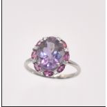 Cocktailring. Amethyst mit Turmalinen und Brillanten karmosiert. 18 ct. WG