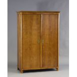 Biedermeier-Schrank. Gerader, zweitüriger Korpus. Kirschbaum. Um 1830. 187 x 124 x 55 cm.