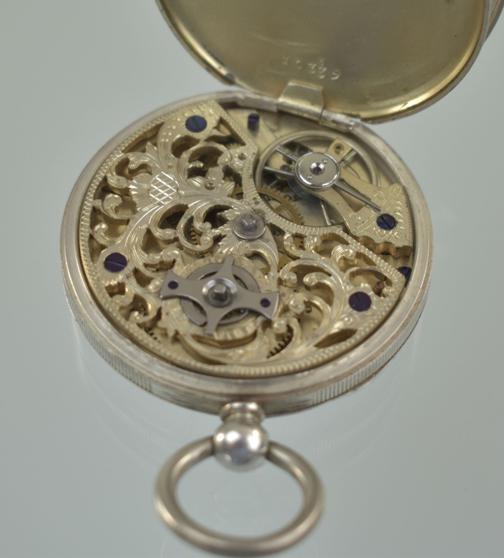Feine silberne Schlüsseltaschenuhr. Graviertes guillochiertes Gehäuse (Gebrauchsspuren), Emailziffe - Image 2 of 2