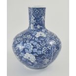 Große Vase. Kugeliger Korpus mit zylindrischem Hals, blauer Unterglasurdekor. Japan. H 44 cm