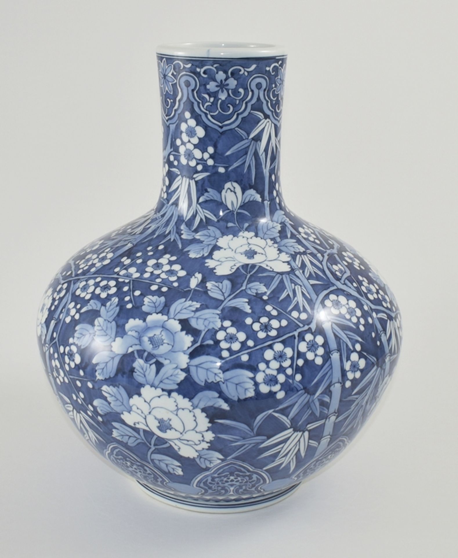 Große Vase. Kugeliger Korpus mit zylindrischem Hals, blauer Unterglasurdekor. Japan. H 44 cm