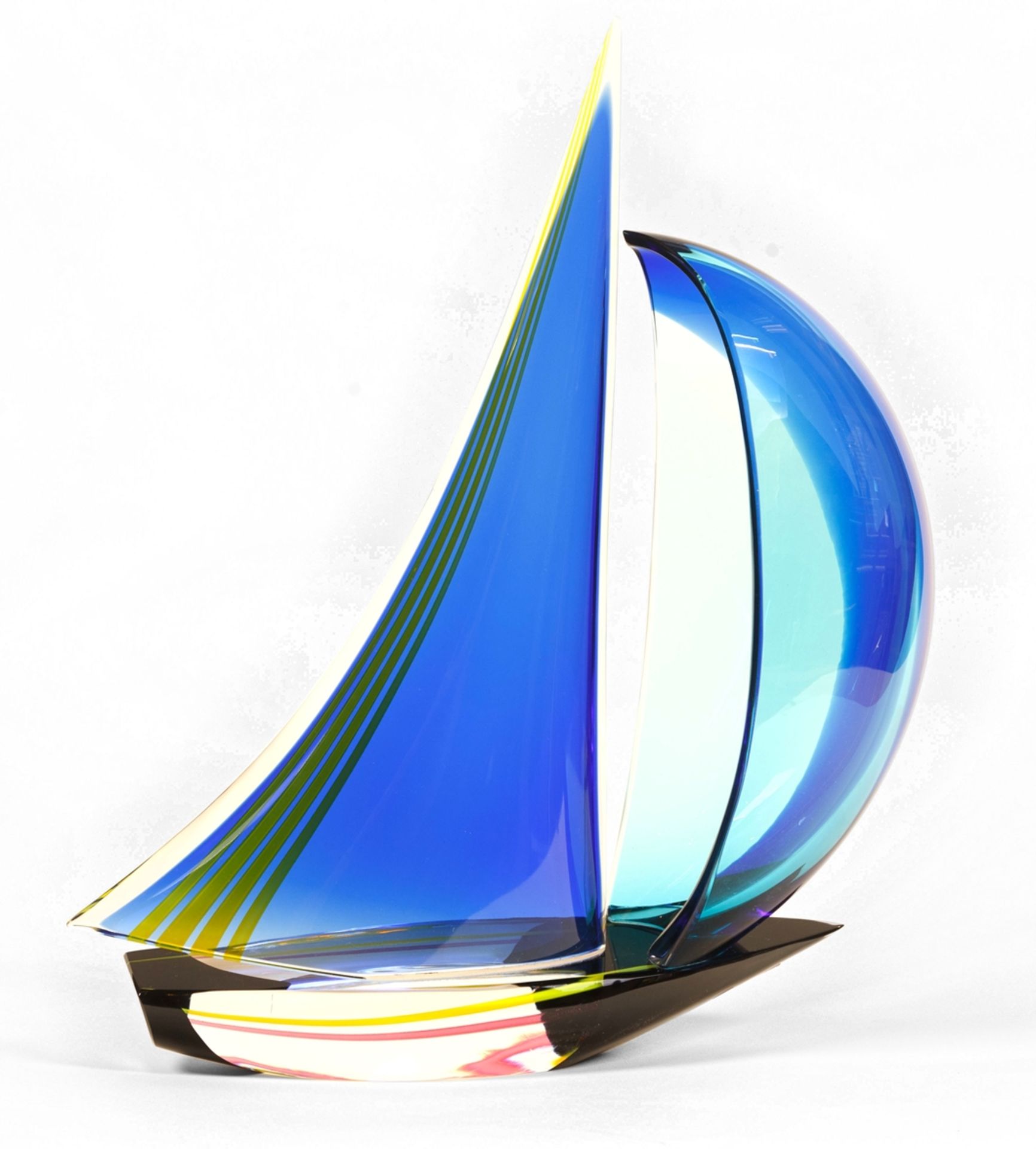 Segelschiff als Skulptur. sign. F. Toso, Murano. Farbloses Glas, farbig überfangen und mit Einschme