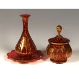 Vase mit Deckeldose und Untersatz. Rosafarbenes Glas mit farblosem Überfang und Zierschliff. Reiche