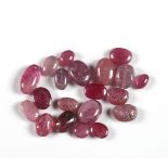 Konvolut Rubin-Cabochons. 20 diverse Steine, zusammen 36 ct.