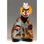 Clown als Figurine. Polychrom mit Silberfolieneinschmelzungen. Murano 20. Jh., H 24 cm