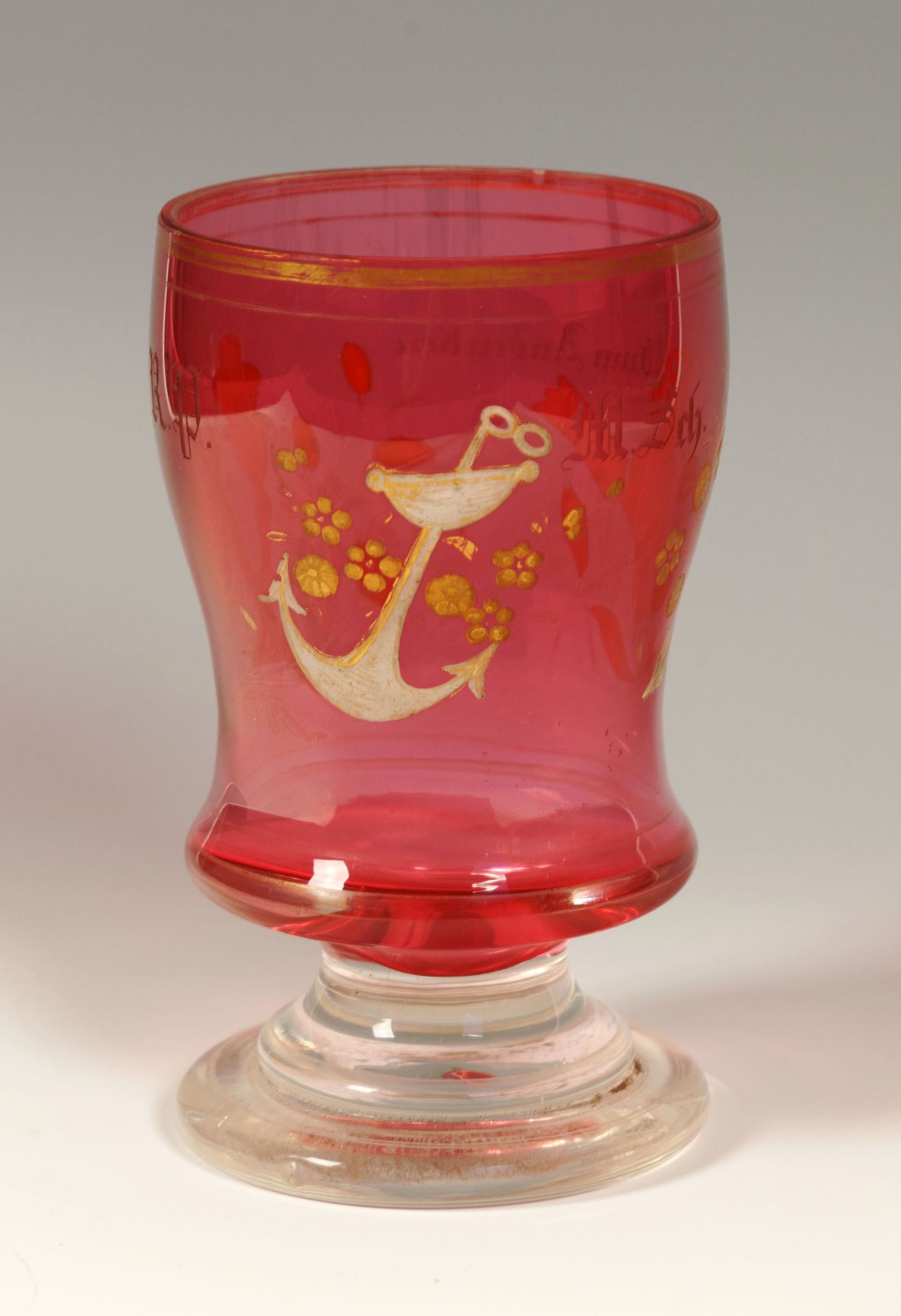 Fußbecher oder Hochzeitsbecher. Farbloses Glas mit rosa Innenüberfang. 'Zum Andenken R. P. und M.