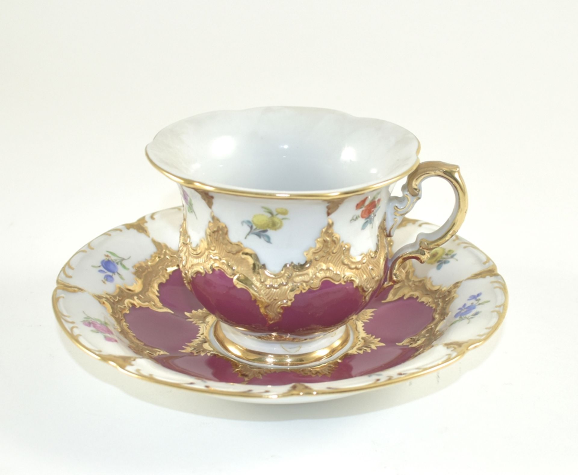 Kaffeetasse mit Streublüten, Ätzgold und Purpur. Blaue Schwertermarke Meissen. Sammlung Bühl Konsta