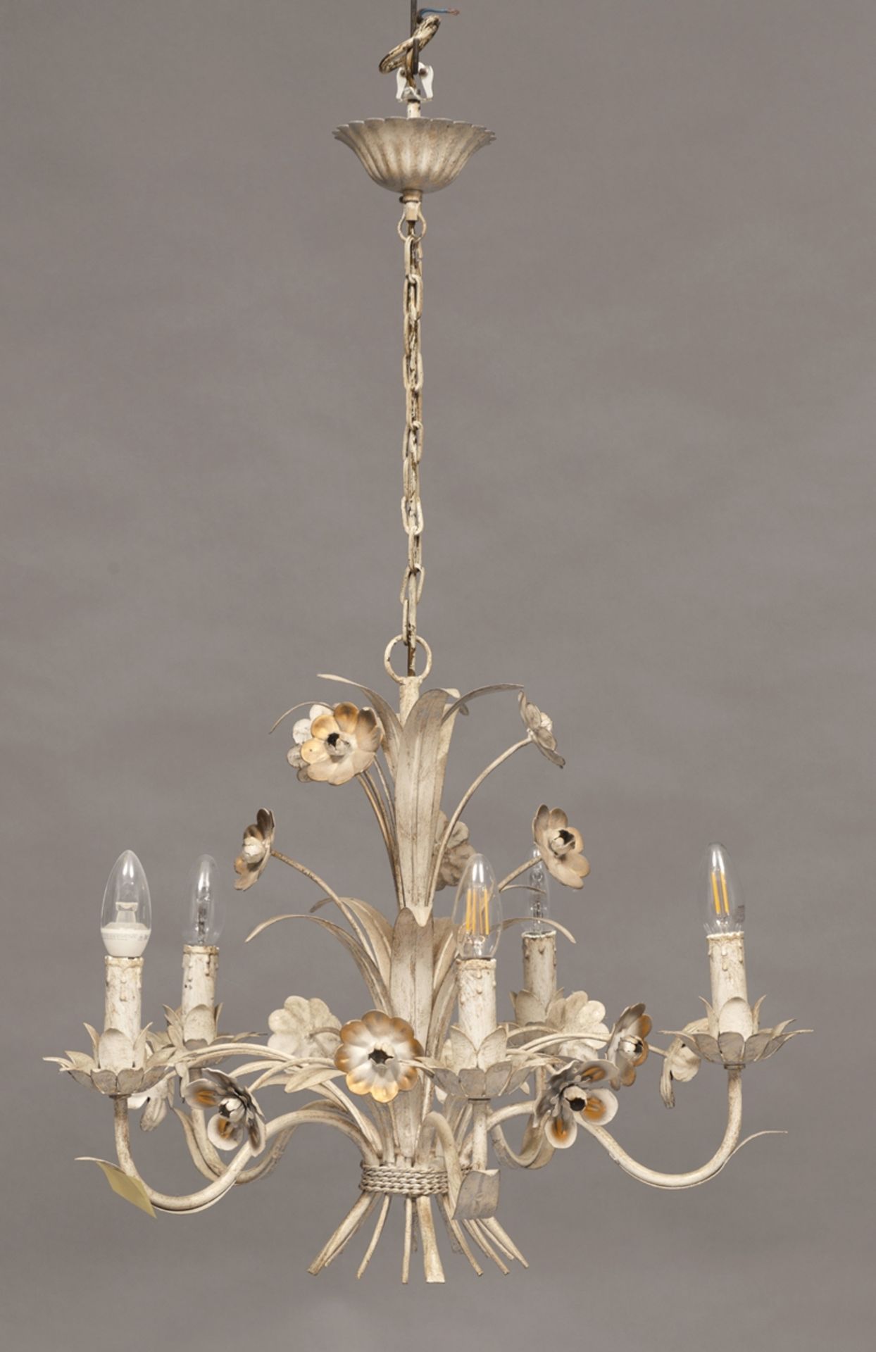 Deckenleuchter und Wandlampe. 5- bzw. 2-flammig. Blüten und Blattwerk. Metall. Italien, 2.H. 20. Jh