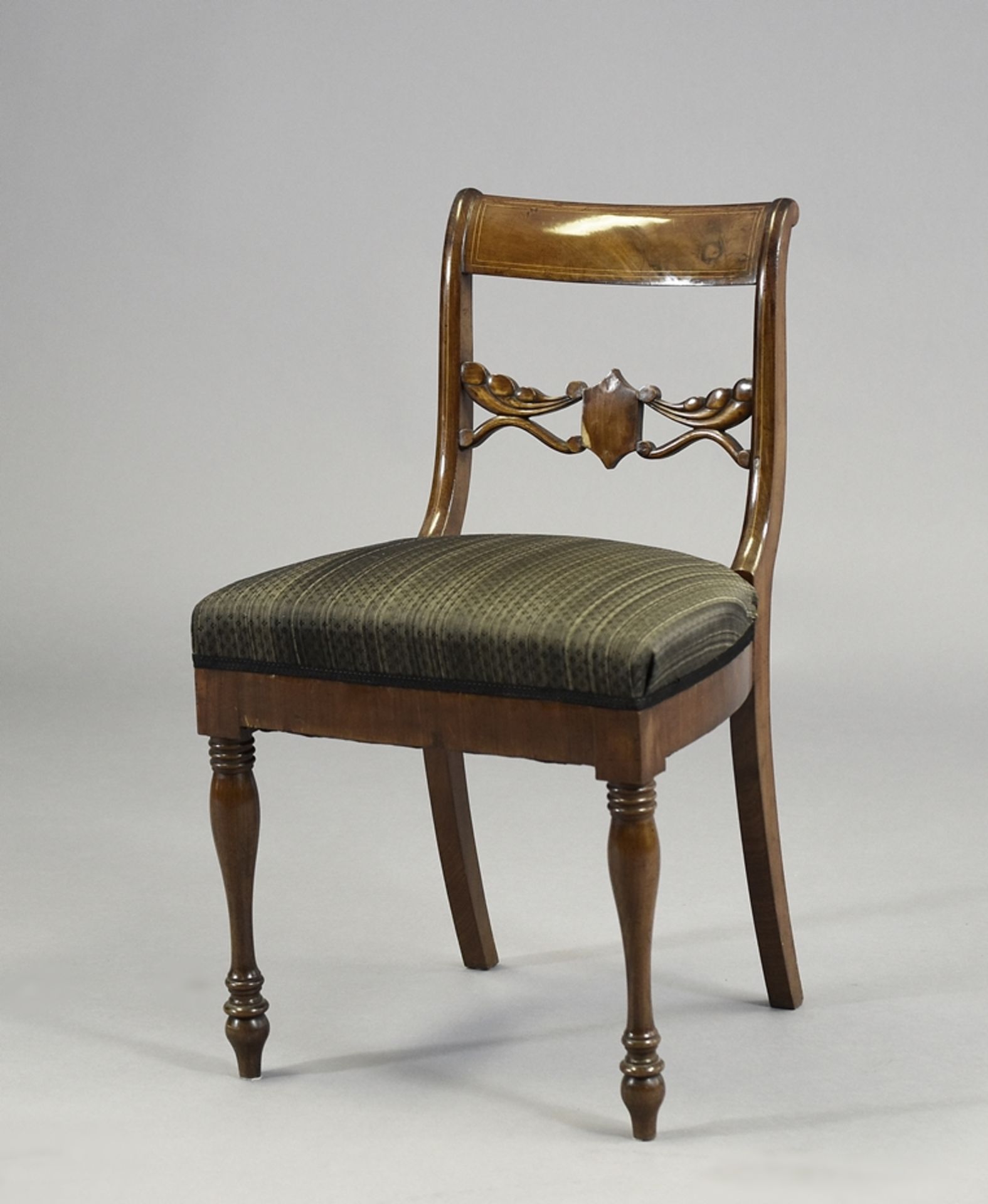 Biedermeier-Stuhl. Lehne mit ornamentaler Querstrebe. Polstersitz mit Roßhaarbezug. Mahagoni. Um 18